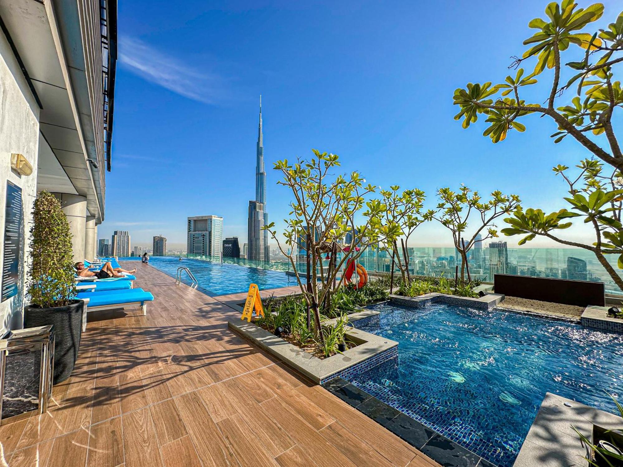 Amazing 64th Floor Infinity Pool With Burj Khalifa Views 2br In Paramount Midtown Apartment